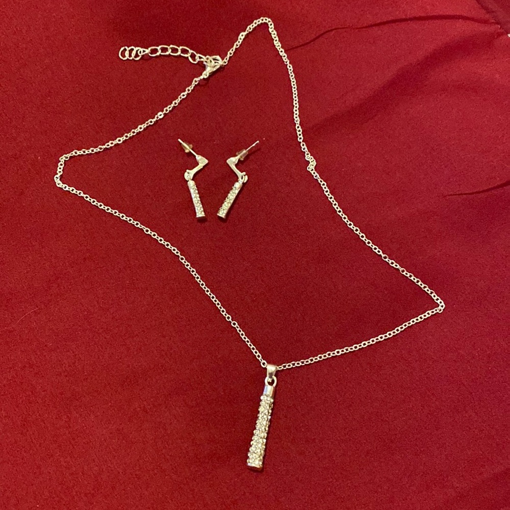 Gorgeous silver necklace and matching earrings